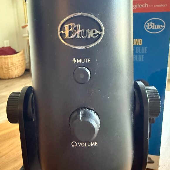 BLUE YETI PREMIUM USB CONDENSER MICROPHONE | Pro Streaming/Gaming - Picture 5 of 10